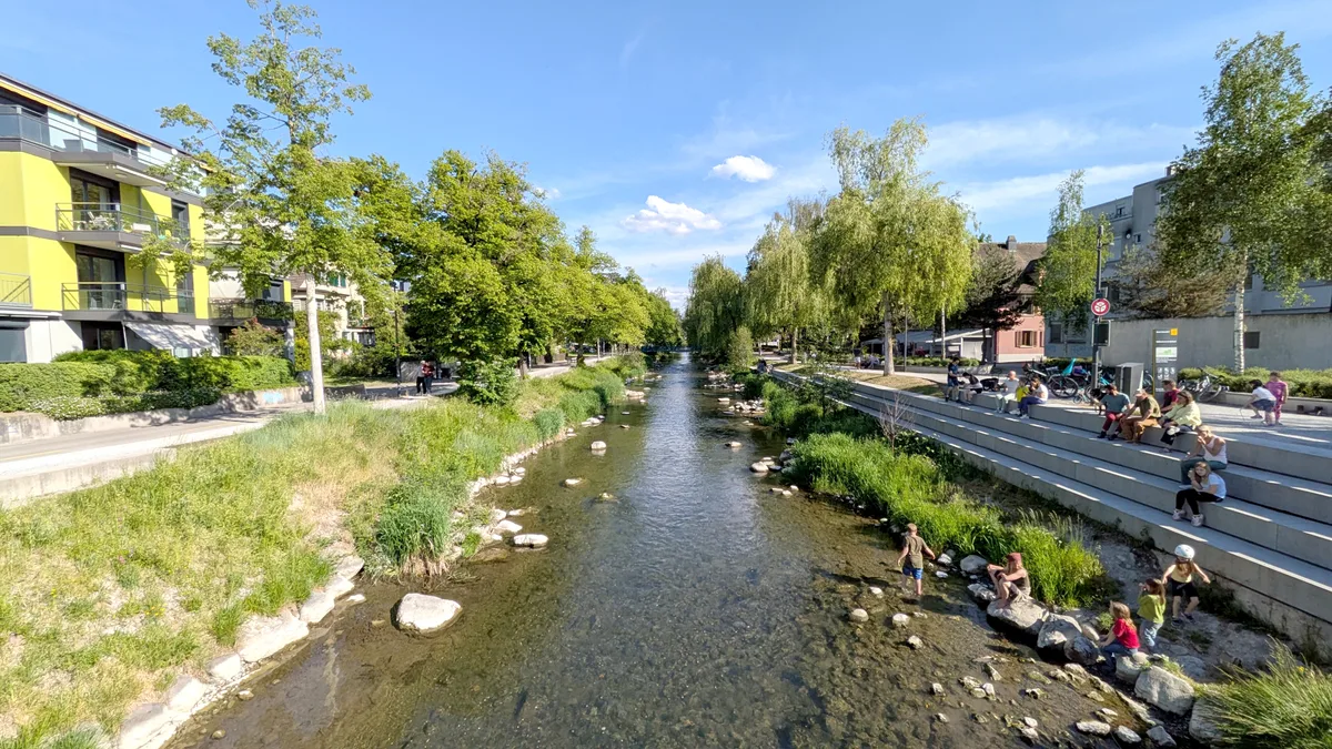 Blick auf einen Fluss in einem Stadtzentrum.